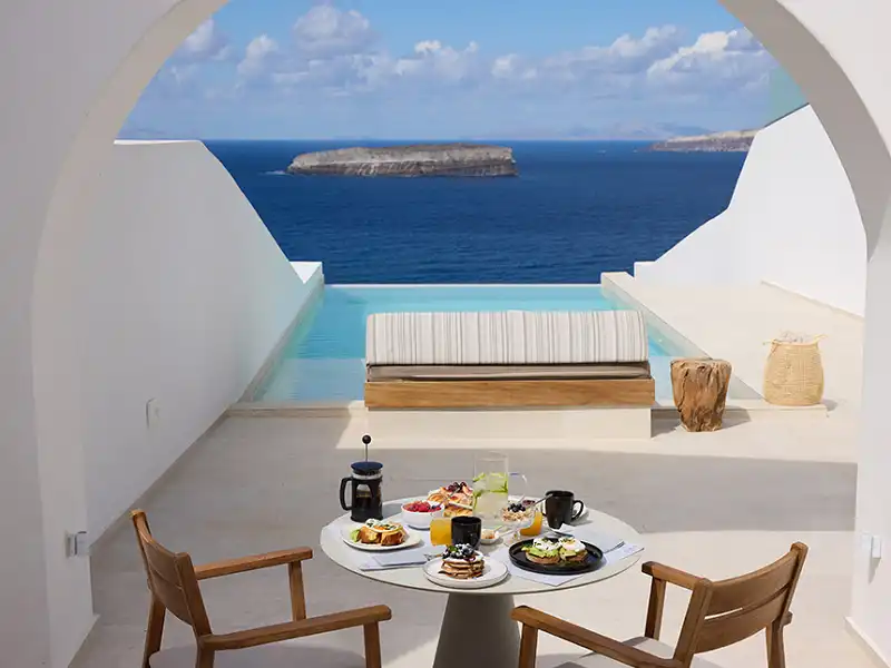 Suite a picco sulla scogliera a Santorini, Grecia
